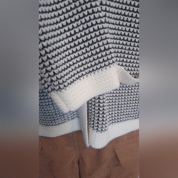 Chic Black and White Knit Cardigan - Picture 6 of 8
